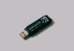 Pendrive USB sobre superficie blanca