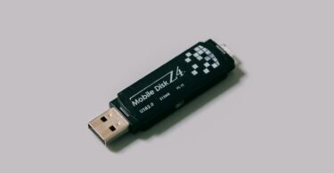 Pendrive USB sobre superficie blanca