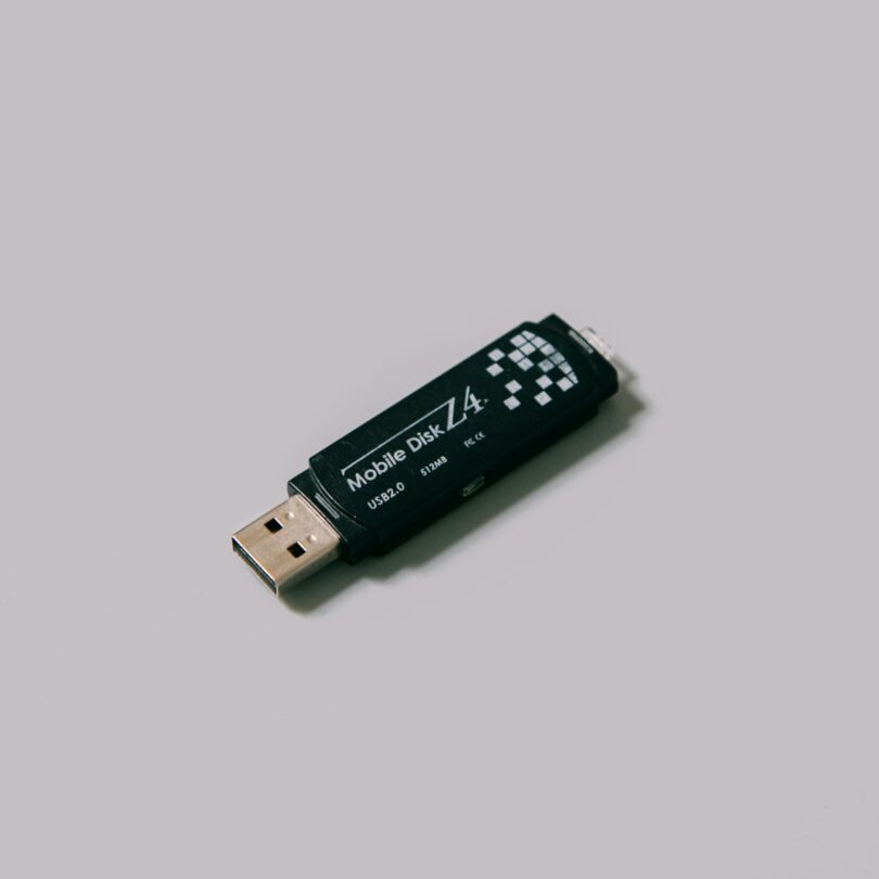 Pendrive USB sobre superficie blanca