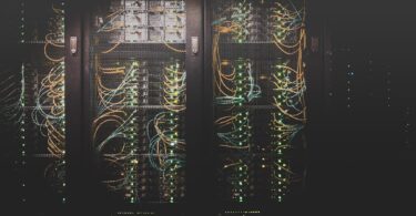 Racks de servidores con cableado de red en un centro de datos