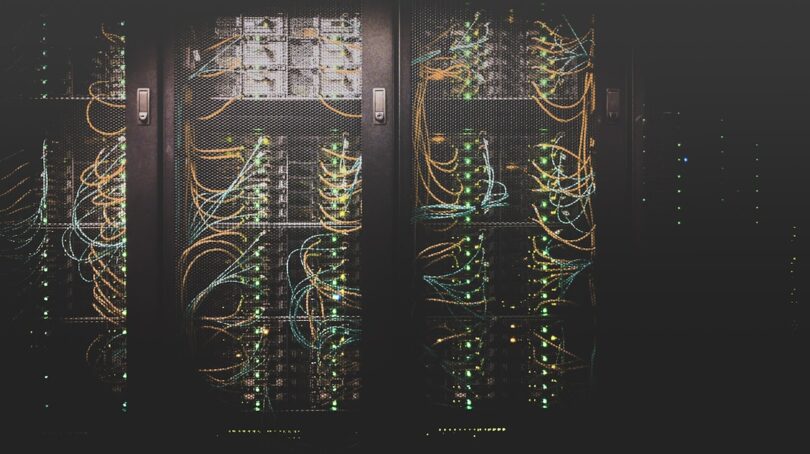 Racks de servidores con cableado de red en un centro de datos