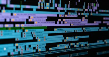 Línea de tiempo de un editor de vídeo con múltiples pistas en pantalla