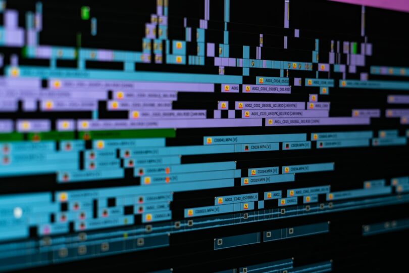 Línea de tiempo de un editor de vídeo con múltiples pistas en pantalla