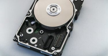 Disco duro externo abierto, usado como copia de seguridad