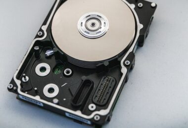 Disco duro externo abierto, usado como copia de seguridad