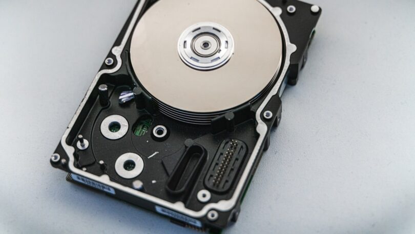 Disco duro externo abierto, usado como copia de seguridad
